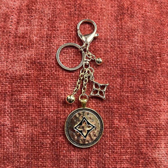 New RUSTIC CLOVER Bag Charm Gold Tone - Picture 1 of 7